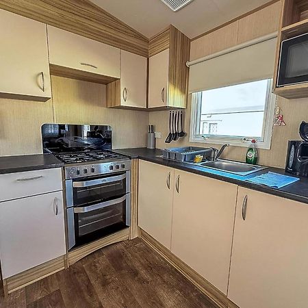 Great 8 Berth Caravan In Norfolk Near To Great Yarmouth Ref 20178Bs Hopton on Sea Esterno foto