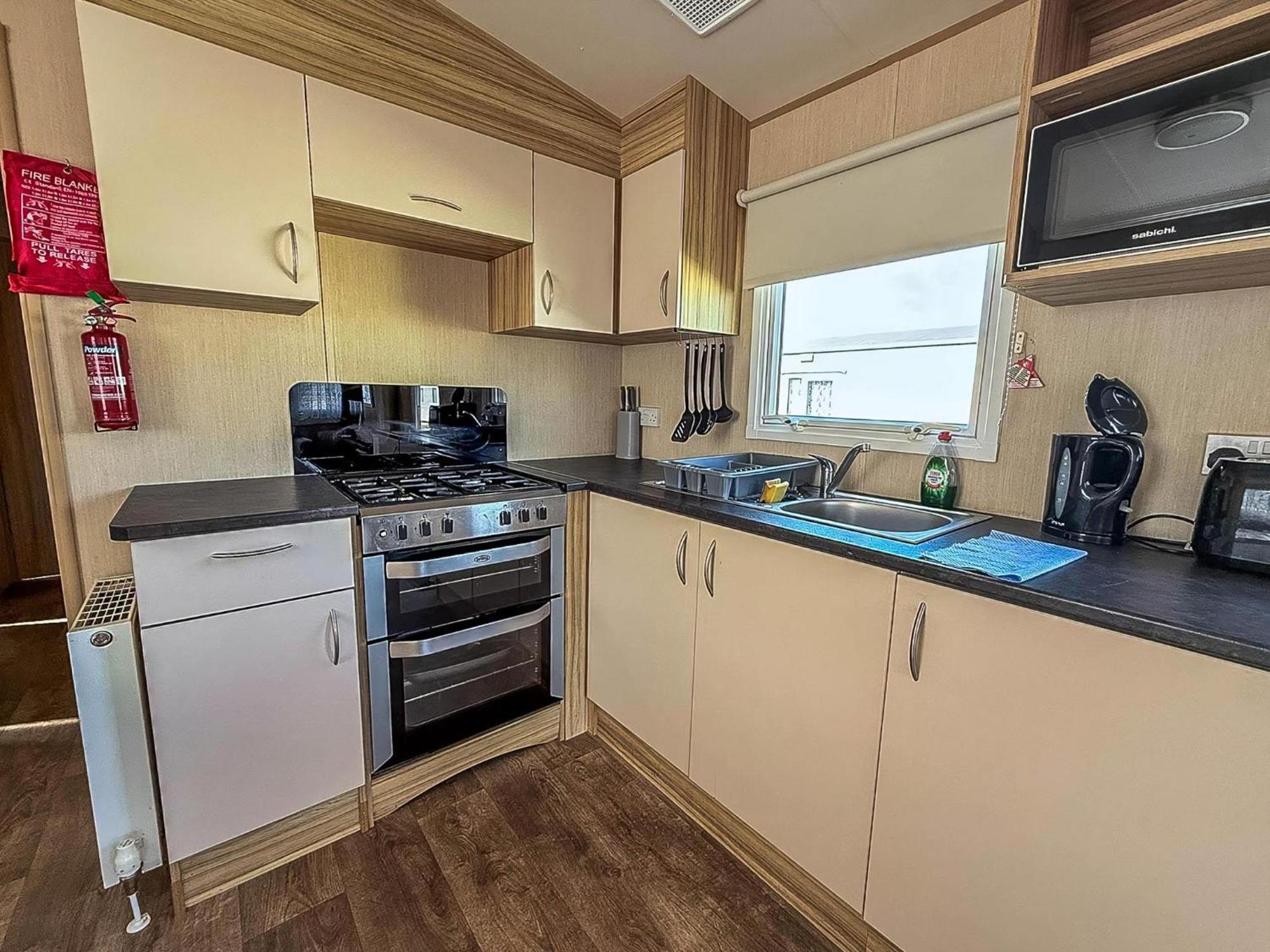 Great 8 Berth Caravan In Norfolk Near To Great Yarmouth Ref 20178Bs Hopton on Sea Esterno foto